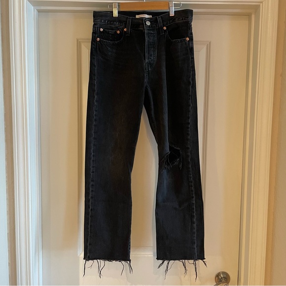 Levi’s Wedgie High-Rise Frayed Ripped Knee Crop Straight-Leg Jeans (Size 28) - Picture 2 of 8